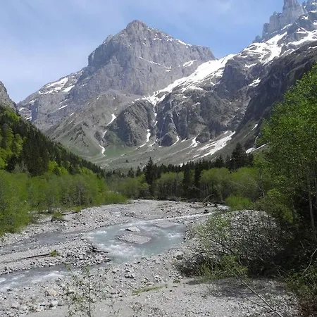 Gemuetliche Dachwohnung Im Mit Bergblick Апартаменти *